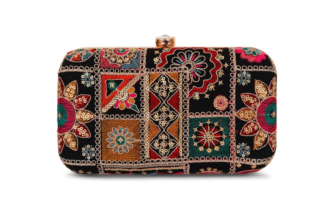 Black embroidered clutch bag - thesashehouse